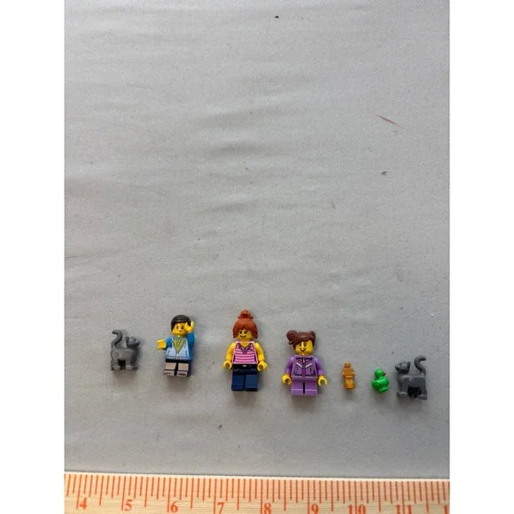 LEGO Minifigures Lot 3 Figures 2 Cats Green Duck Gold Trophy City Town Pieces