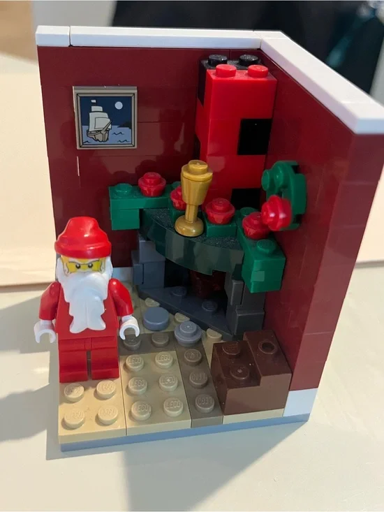 LEGO Holiday Mini Fireplace Scene - Red and Green -Limited Edition 2011