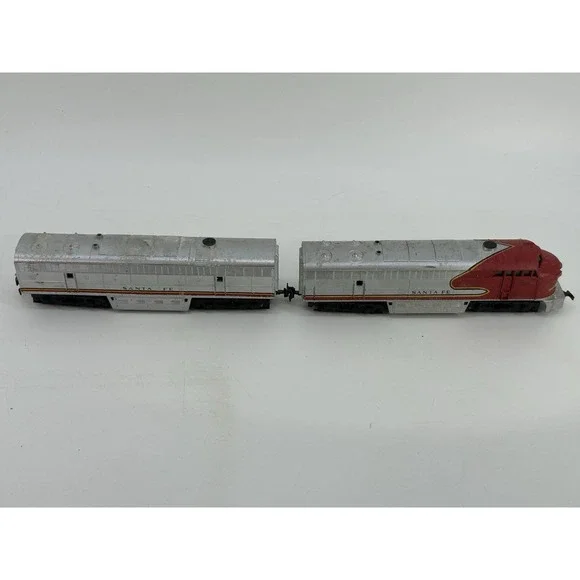 AHM Ho Scale Santa Fe Diesel Locomotive No. 5028 & B Unit Train Car Untested