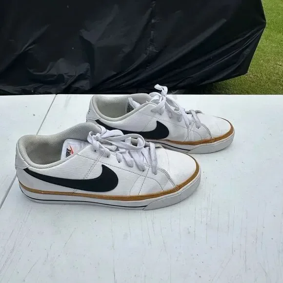 Nike White and Black Low-Top Sneakers