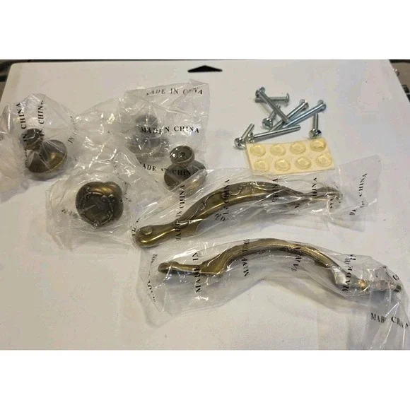 Set of 6 Brass Tone drawer pulls and Knobs‎ With Screws