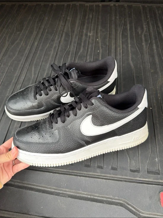 Nike Air - Men Black and White Sneakers