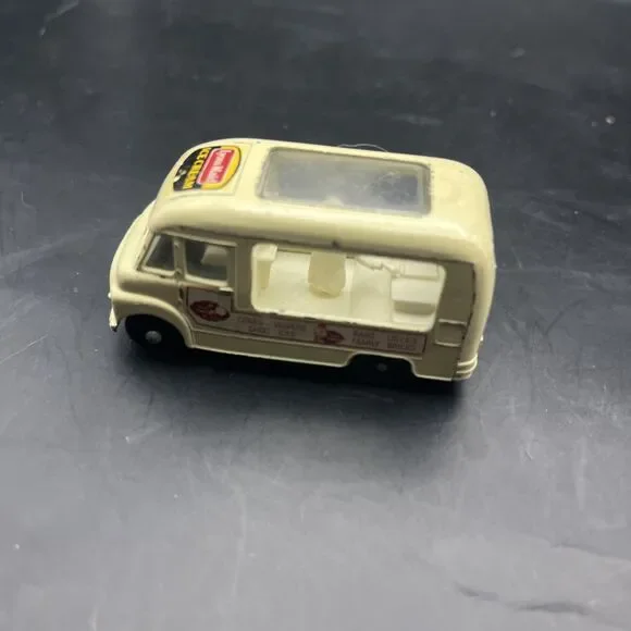 Matchbox 1-75 Commer Ice Cream Canteen Lyons Maid White Diecast Van 1:64