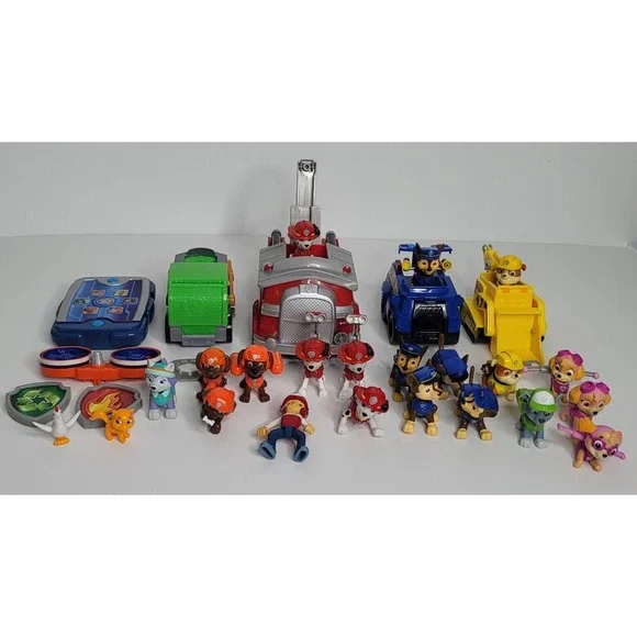 Huge Lot of 30 Paw Patrol Figures Vehicles Parts Chase Marshall Zuma Spin Master