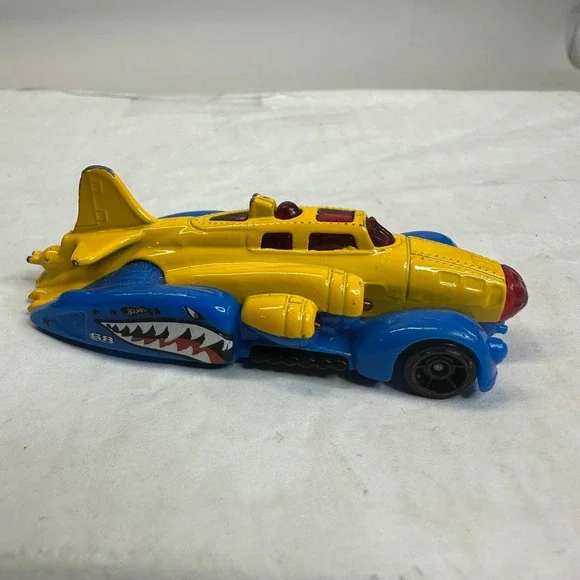 Hot Wheels Fast Fortress 2014 Yellow Blue Shark Mouth‎ Diecast Fantasy Car