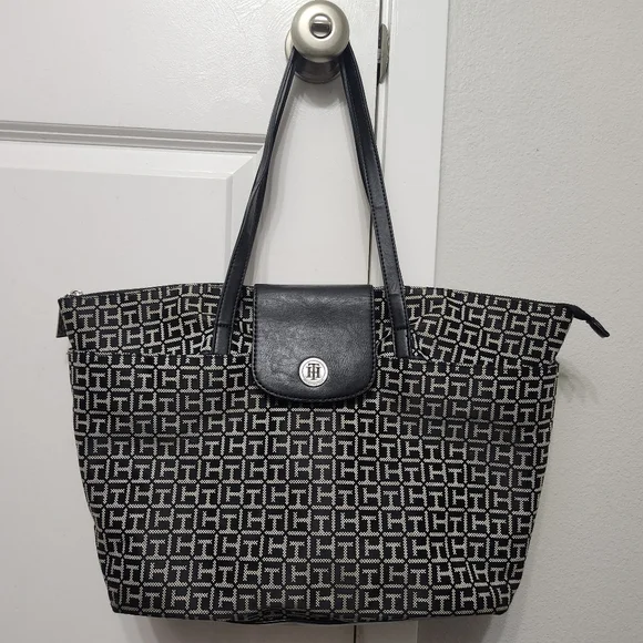 Tommy Hilfiger Black Tote Bag with Sophisticated Design