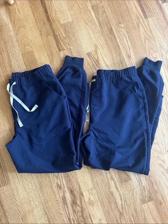 Men’s navy Figs, 2 pairs, sz M