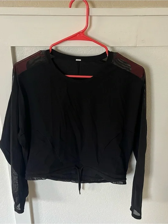 Lululemon Athletica Women's 4 Cropped Workout Long Sleeve Shirt.