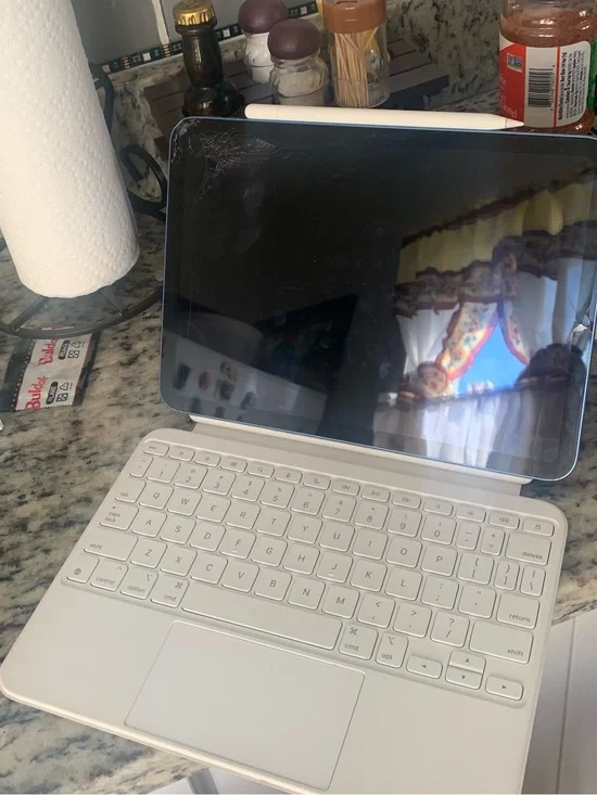 Keyboard and case from Apple for iPad