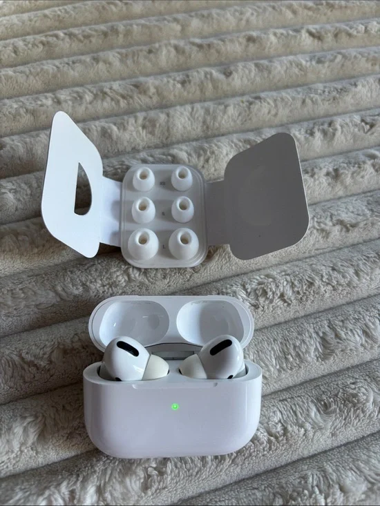 Apple White Wireless Noise-Canceling Earbuds with Charging Case