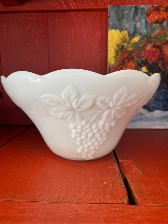 Indiana Glass White Grape Embossed Serving Bowl