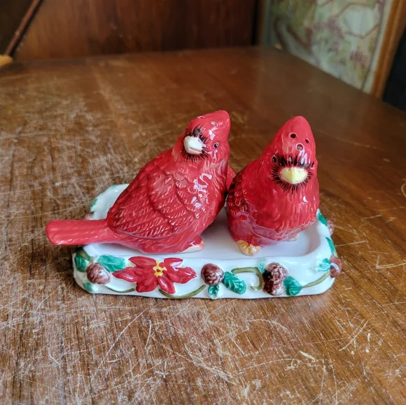 Ganz Cardinals on Tray Salt & Pepper S&P Christmas Pair Holly Pointsetta W/ Plug