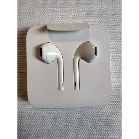 Apple EarPods with Lightning Connector MMTN2AM/A White In-Ear Headphones
