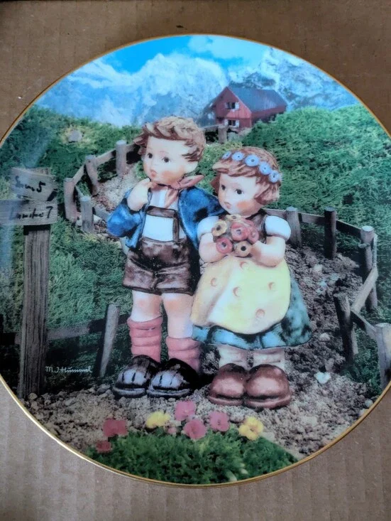 M J Hummel Hand-Painted Children Decorative Wall Plate Little Companions LY2702