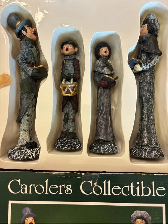 Christmas Caroler Figurine Set - Holiday Cedar Creek Collection