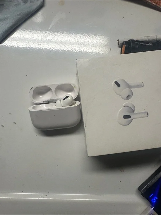 Apple White Wireless with Charging Case Pro 2 only right bud