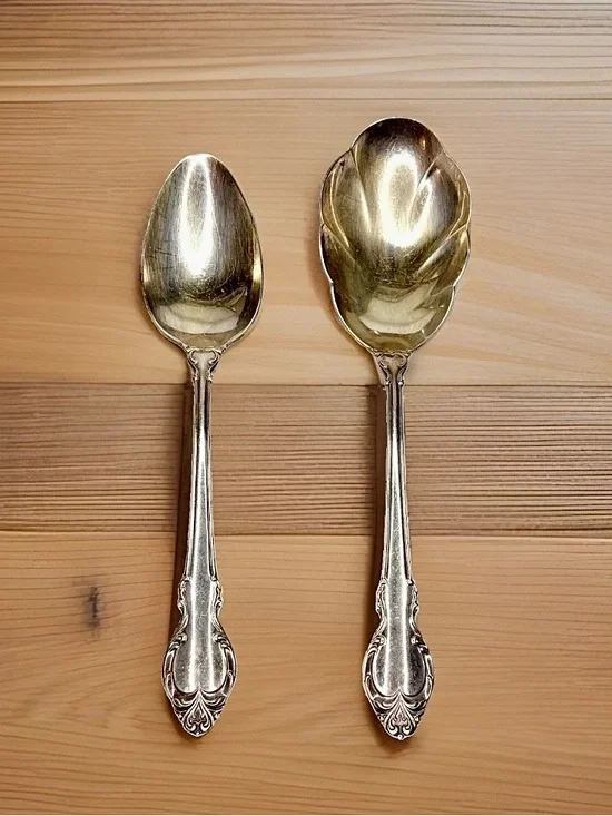 2 Vintage Holmes & Edwards IS Deep Silver Inlaid Serving Spoon 9” 8.5” Scalloped