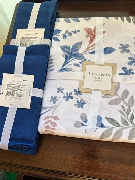 Allan + Roth Floral White and Blue Tablecloth w/Blue Napkins Set NWT