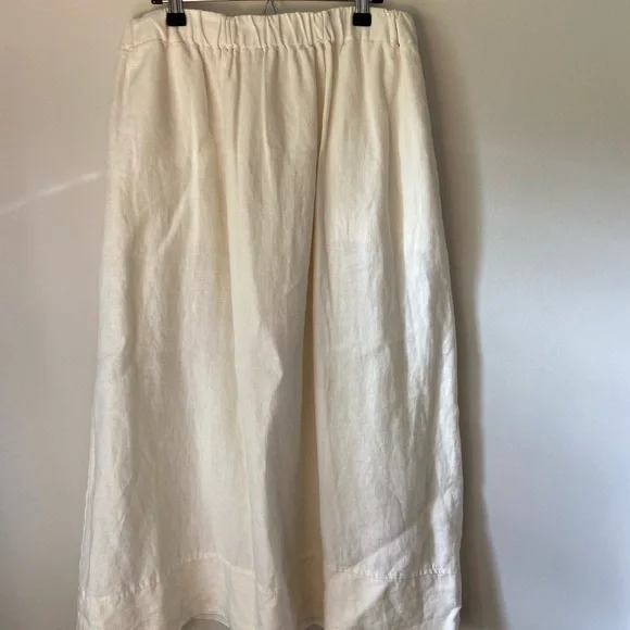 La relaxed white linen midi skirt
