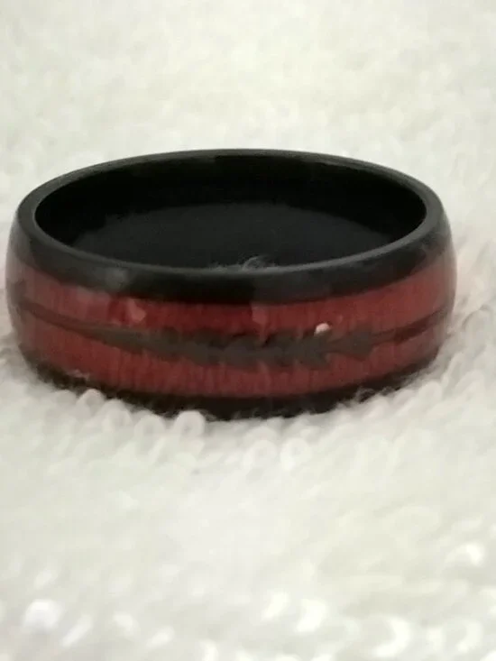 Size 13 Black Stainless Steel Men’s Wedding Band Wood Grain Arrow Inlay