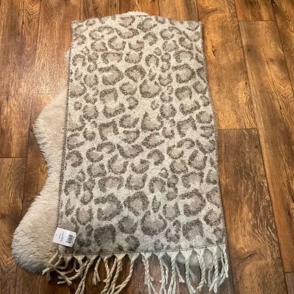 New Directions Scarf Leopard‎ Blanket Boucle Soft Warm Cozy 21x72