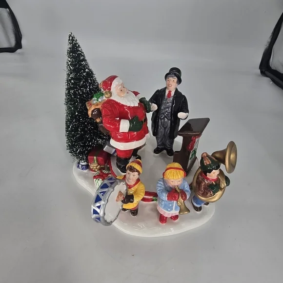 Department 56 Santa and Musicians Holiday Scene