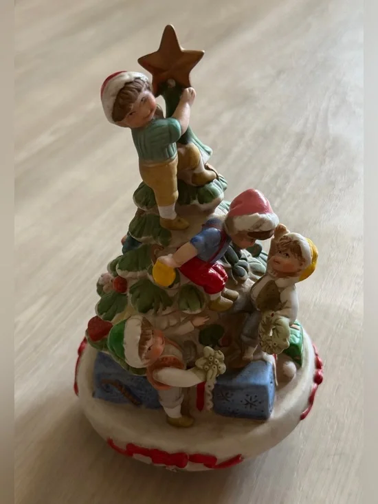 Vintage Rotating Musical Xmas Tree 4 Children “Here Comes Santa Claus”