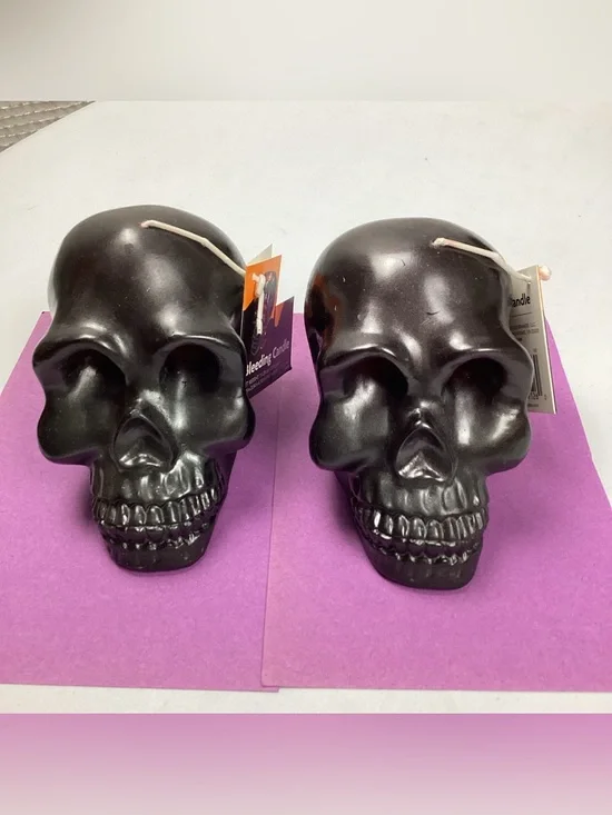 Two Black Bleeding Skull Halloween decor Candles New with Tag
