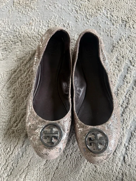 Tory Burch Heidi Metallic Taupe silver Logo Ballet Flats slip on 8