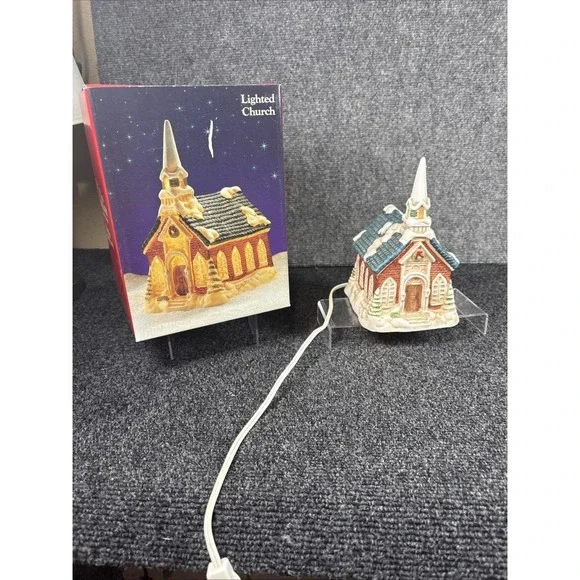 Vtg~Christmas Heirloom~Dicken's Village~Porcelain Lighted Church~IOB~1991