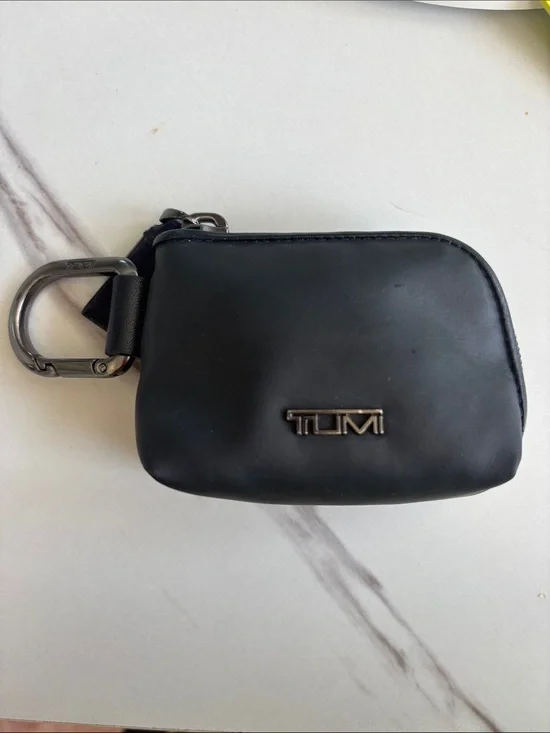 Tumi Black Leather Zip Key Case with Metal Carabiner