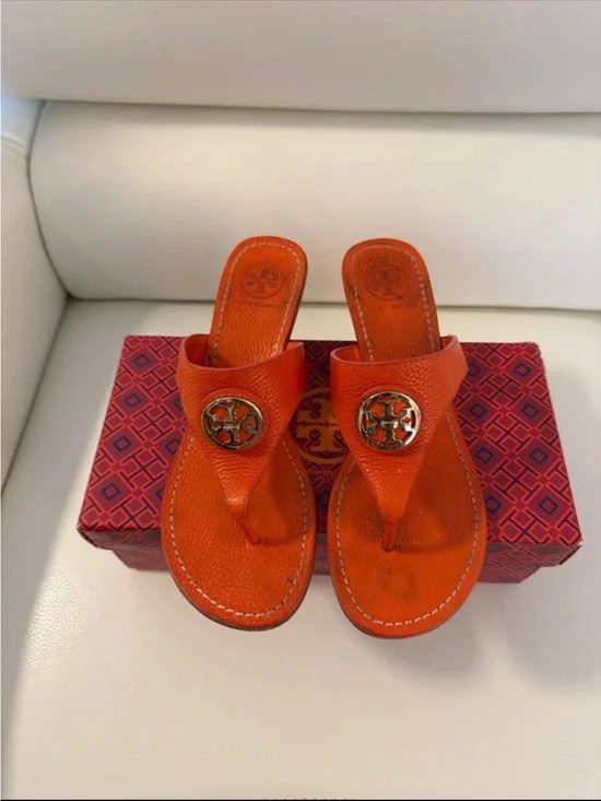 TORY BURCH ORANGE LEATHER THONG SANDALS WITH LOGO MEDALLION