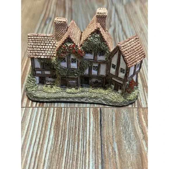 David Winter Cottage Collection The Apothecary's Shop 2.5x4