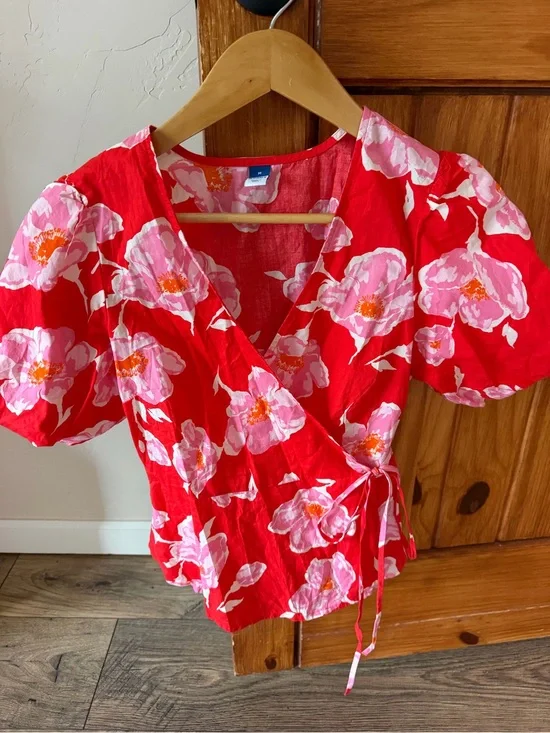 Old Navy Red Wrap Blouse with Pink Floral Print size medium EUC puff sleeve