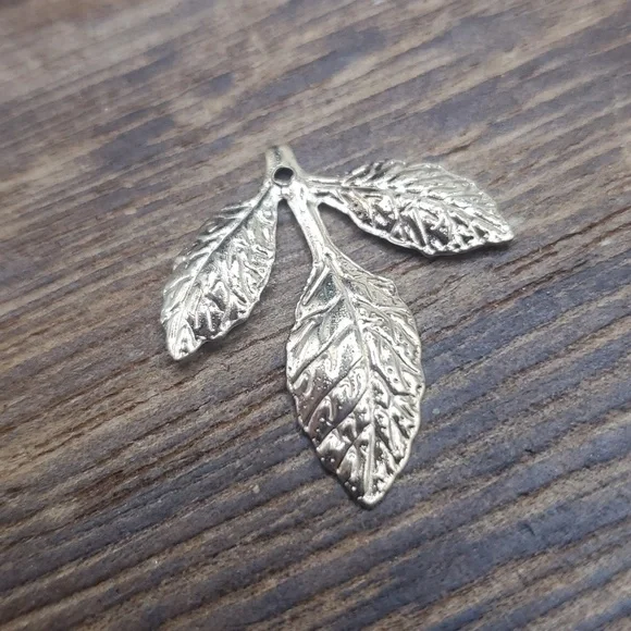P107 under the leaves of summer‎ charm