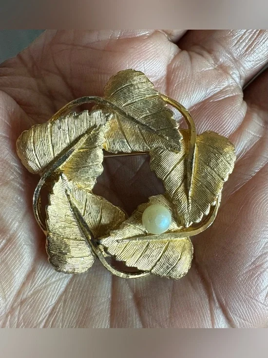 Vintage Gold Tone Leaf Wreath Brooch with Faux Pearl