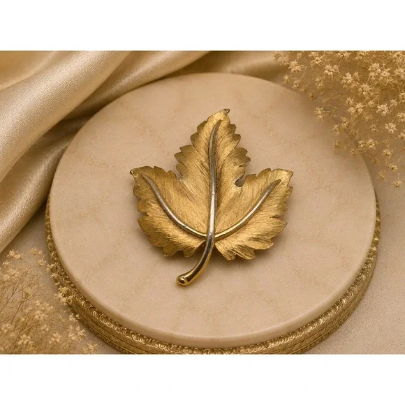 Trifari Signed Gold‎ Tone Brushed Maple Leaf Brooch Pin Textured Vintage 2