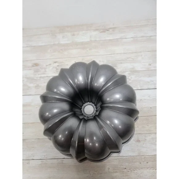 Vintage Nordic War 12 Cup‎ Heavy Duty Cast Aluminum Fluted Cake Pan Clean