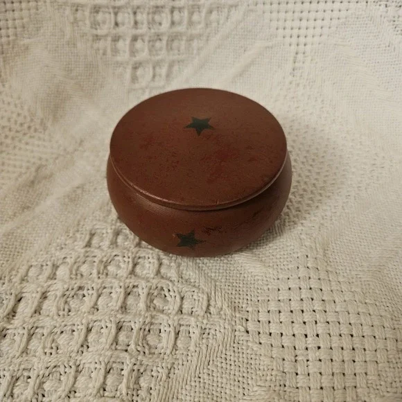 Vintage Hand Carved Primitive Folk Art Wood Round Container With Lid Red Stars