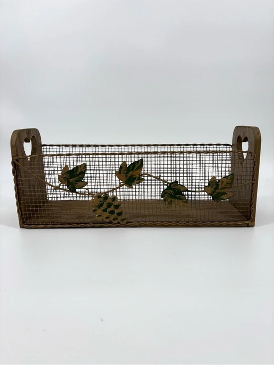 Vtg Country Farmhouse Wire Mesh Basket Wood Heart Wall Pocket Spice Rack Planter