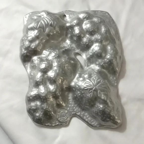 The Wilton Co. RWP Armetale Grape cluster mold