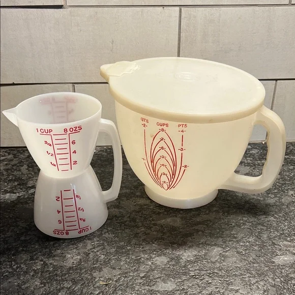 Set of 2 Tupperware Measuring cups. Both in great vintage condition. Flip lid