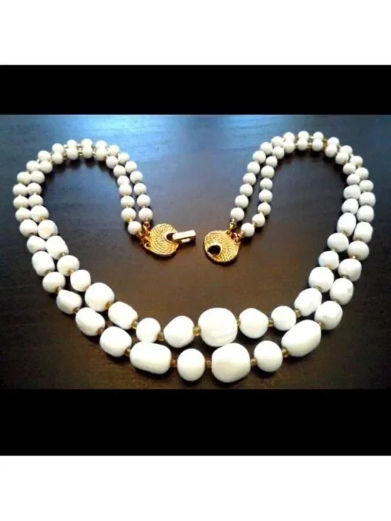 CROWN TRIFARI MILK GLASS DBL STRAND 19