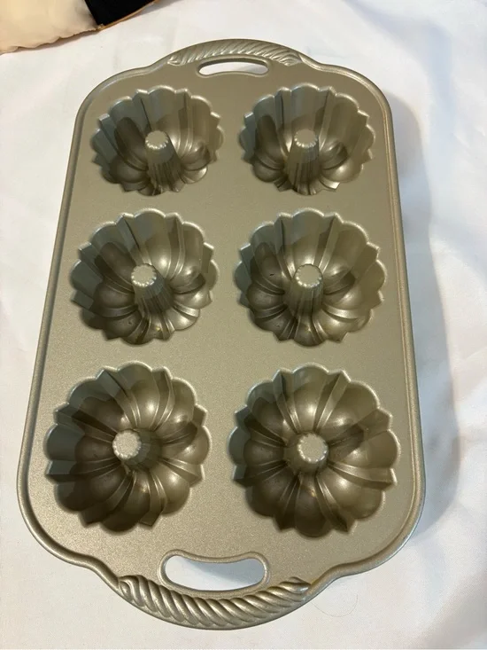 Nordic Ware Anniversary Bundtlette‎ Pan heavy-duty cast aluminum pan 6-Cup Mini