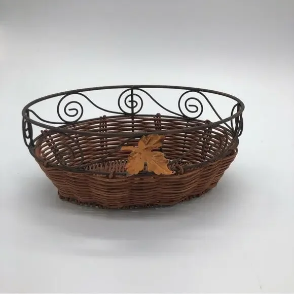 Small Wire and Wicker Basket, Cool Leaf detail. In excellent condition!