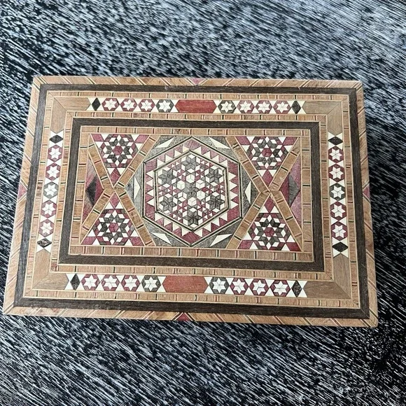 Vintage‎ Intricate Light Wood Inlay Hinged Trinket Box 6.75
