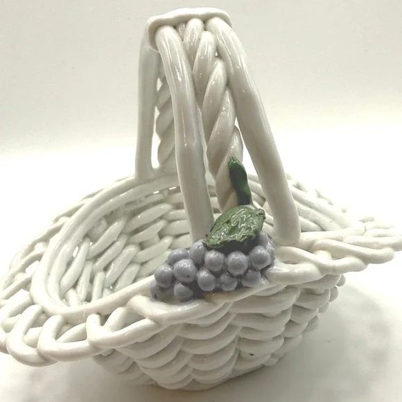 CAPODDIMONTE Lattice Basket Small White Grape Accents Woven Vtg Decorative‎