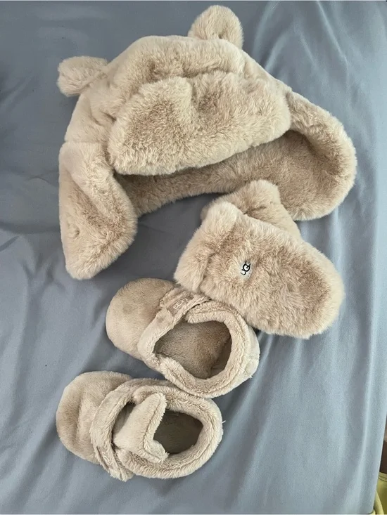 UGG baby Plush Hat, Mittens, and Slipper Set in Beige 12-18 months
