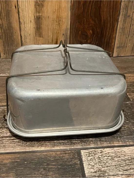 Vintage Metal Roasting Pan / cake carrier with Wire Lid - Silver