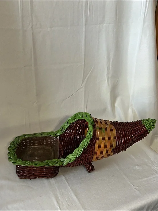 VTG two-tone wicker/rattan cornucopia basket with an attached tray base